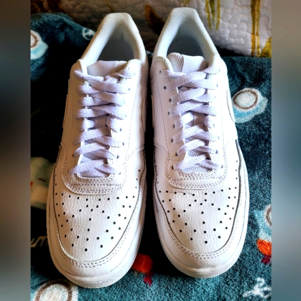NIKE women size 8.5 all white leather court